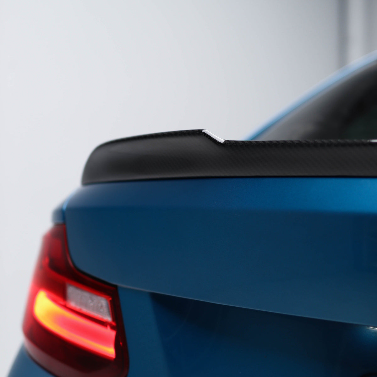 CS Style Pre Pregged Dry Carbon Fiber Trunk Lid Spoiler for BMW 2 Series M2 F22 F87 2014-2021 – image 6